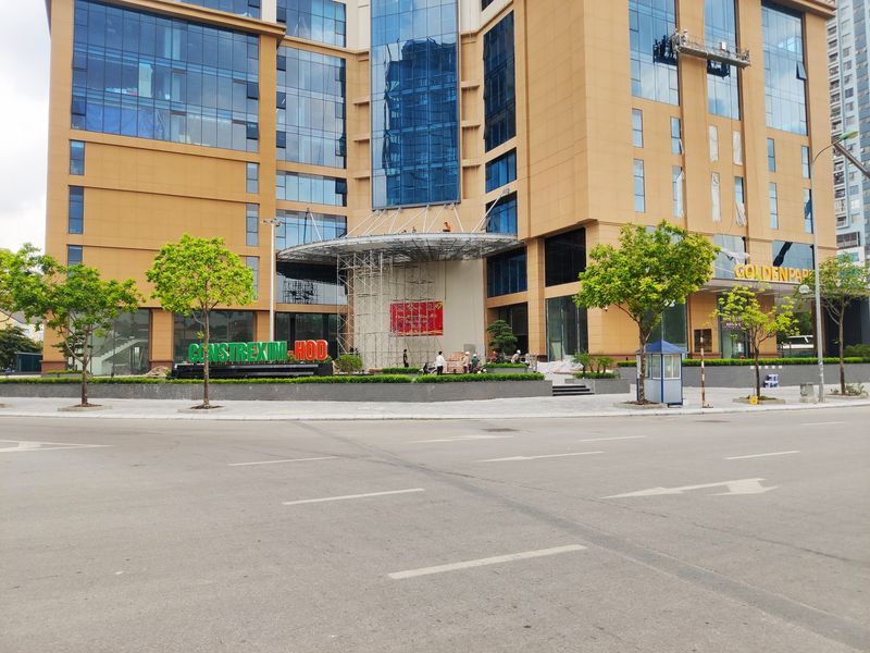 Interfaz moderna del casino Goldenpark mostrando ruleta y tragamonedas en pantalla